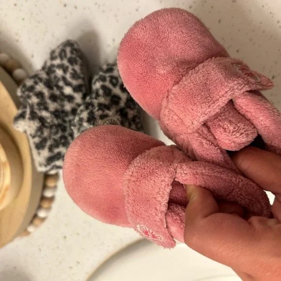 2 pairs of baby girl Uggs size 2/3 - Picture 2 of 5